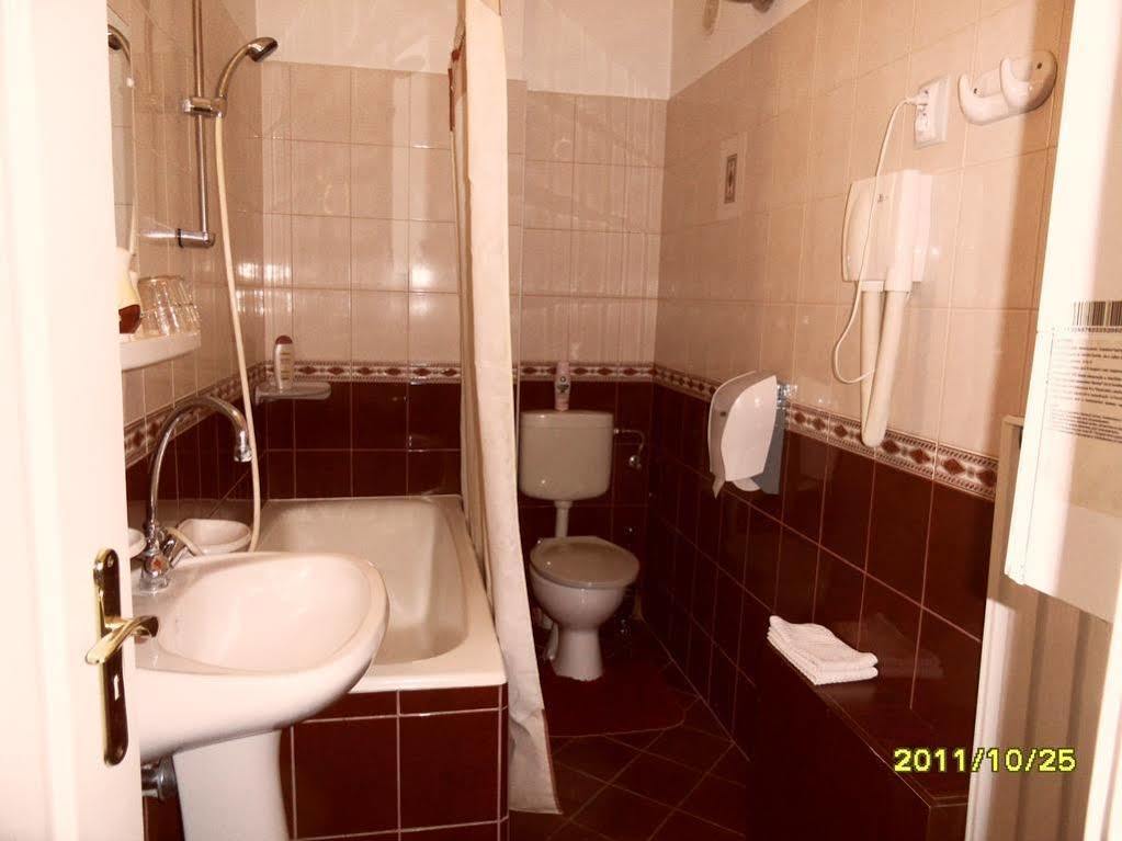 Kalman Panzio Bed & Breakfast Szeged Exterior photo